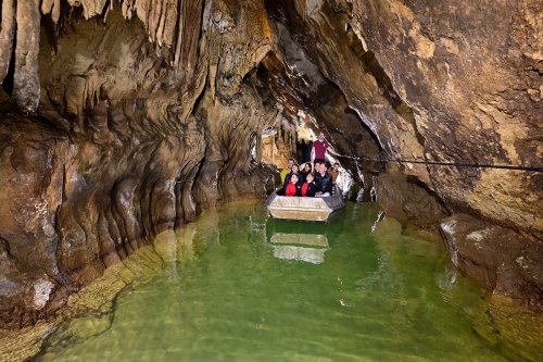 Grotte de Labouiche (Ariège) - Groupe de touristes dans une barque arrivant au petit barrage(SP-23-1595)